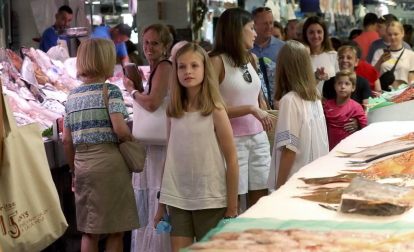 La Reina Letizia y sus hijas, la princesa Leonor y la infanta Sofía, y la reina emérita, doña Sofía, han salido hoy juntas a dar un paseo y visitar el mercado de abastos L'Olivar, situado en el centro de la ciudad de Palma.