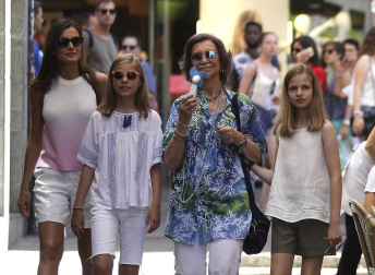 La Reina Letizia y sus hijas, la princesa Leonor y la infanta Sofía, y la reina emérita, doña Sofía, han salido hoy juntas a dar un paseo y visitar el mercado de abastos L'Olivar, situado en el centro de la ciudad de Palma.