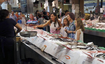 La Reina Letizia y sus hijas, la princesa Leonor y la infanta Sofía, y la reina emérita, doña Sofía, han salido hoy juntas a dar un paseo y visitar el mercado de abastos L'Olivar, situado en el centro de la ciudad de Palma.
