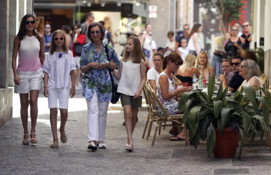 La Reina Letizia y sus hijas, la princesa Leonor y la infanta Sofía, y la reina emérita, doña Sofía, han salido hoy juntas a dar un paseo y visitar el mercado de abastos L'Olivar, situado en el centro de la ciudad de Palma.