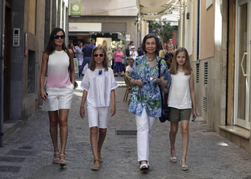 La Reina Letizia y sus hijas, la princesa Leonor y la infanta Sofía, y la reina emérita, doña Sofía, han salido hoy juntas a dar un paseo y visitar el mercado de abastos L'Olivar, situado en el centro de la ciudad de Palma.
