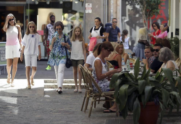 La Reina Letizia y sus hijas, la princesa Leonor y la infanta Sofía, y la reina emérita, doña Sofía, han salido hoy juntas a dar un paseo y visitar el mercado de abastos L'Olivar, situado en el centro de la ciudad de Palma.