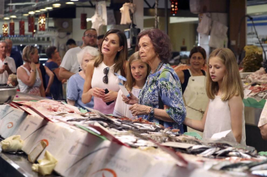La Reina Letizia y sus hijas, la princesa Leonor y la infanta Sofía, y la reina emérita, doña Sofía, han salido hoy juntas a dar un paseo y visitar el mercado de abastos L'Olivar, situado en el centro de la ciudad de Palma.