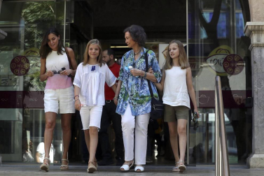 La Reina Letizia y sus hijas, la princesa Leonor y la infanta Sofía, y la reina emérita, doña Sofía, han salido hoy juntas a dar un paseo y visitar el mercado de abastos L'Olivar, situado en el centro de la ciudad de Palma.