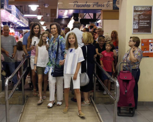 La Reina Letizia y sus hijas, la princesa Leonor y la infanta Sofía, y la reina emérita, doña Sofía, han salido hoy juntas a dar un paseo y visitar el mercado de abastos L'Olivar, situado en el centro de la ciudad de Palma.