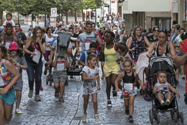 Cerca de 900 participantes se lanzaron a correr en la tradicional prueba organizada por Diario de Navarra, previa a las fiestas de la localidad.