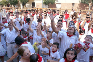 Miguel Baigorri, el vecino más anciano, con 90 años, fue el encargado de prender la mecha que dio comienzo a las fiestas de la localidad ribera