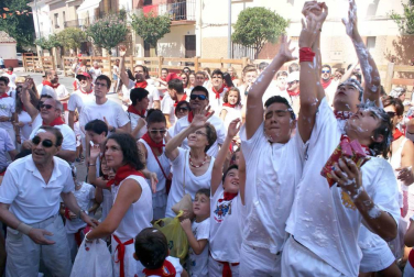 Miguel Baigorri, el vecino más anciano, con 90 años, fue el encargado de prender la mecha que dio comienzo a las fiestas de la localidad ribera