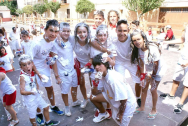 Miguel Baigorri, el vecino más anciano, con 90 años, fue el encargado de prender la mecha que dio comienzo a las fiestas de la localidad ribera