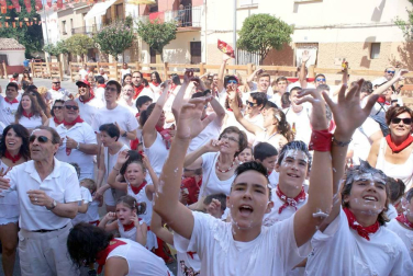 Miguel Baigorri, el vecino más anciano, con 90 años, fue el encargado de prender la mecha que dio comienzo a las fiestas de la localidad ribera