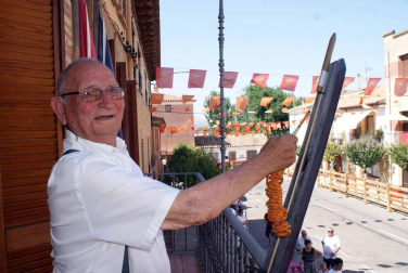 Miguel Baigorri, el vecino más anciano, con 90 años, fue el encargado de prender la mecha que dio comienzo a las fiestas de la localidad ribera