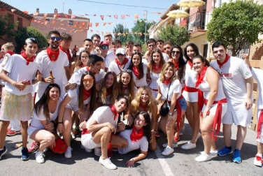 Miguel Baigorri, el vecino más anciano, con 90 años, fue el encargado de prender la mecha que dio comienzo a las fiestas de la localidad ribera