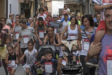 Cerca de 900 participantes se lanzaron a correr en la tradicional prueba organizada por Diario de Navarra, previa a las fiestas de la localidad.