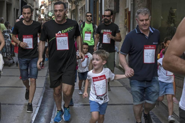 Cerca de 900 participantes se lanzaron a correr en la tradicional prueba organizada por Diario de Navarra, previa a las fiestas de la localidad.