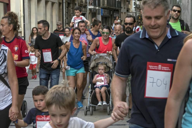 Cerca de 900 participantes se lanzaron a correr en la tradicional prueba organizada por Diario de Navarra, previa a las fiestas de la localidad.
