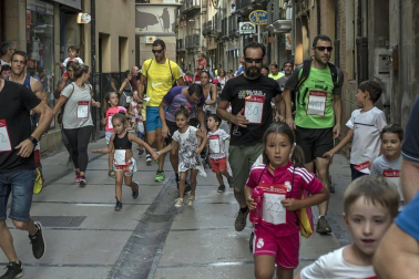 Cerca de 900 participantes se lanzaron a correr en la tradicional prueba organizada por Diario de Navarra, previa a las fiestas de la localidad.
