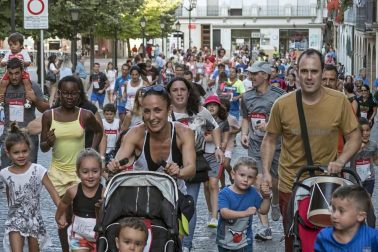 Cerca de 900 participantes se lanzaron a correr en la tradicional prueba organizada por Diario de Navarra, previa a las fiestas de la localidad.