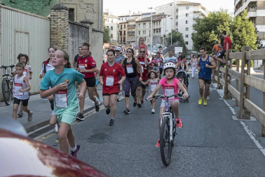Cerca de 900 participantes se lanzaron a correr en la tradicional prueba organizada por Diario de Navarra, previa a las fiestas de la localidad.