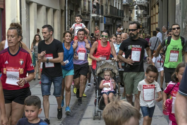 Cerca de 900 participantes se lanzaron a correr en la tradicional prueba organizada por Diario de Navarra, previa a las fiestas de la localidad.