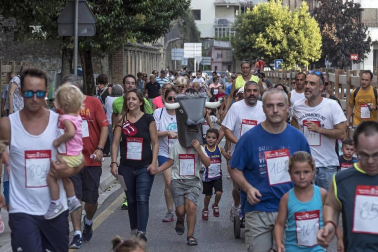 Cerca de 900 participantes se lanzaron a correr en la tradicional prueba organizada por Diario de Navarra, previa a las fiestas de la localidad.