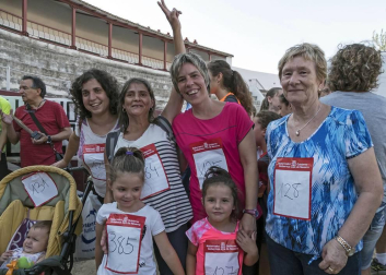 Cerca de 900 participantes se lanzaron a correr en la tradicional prueba organizada por Diario de Navarra, previa a las fiestas de la localidad.