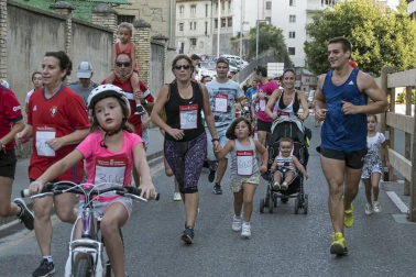 Cerca de 900 participantes se lanzaron a correr en la tradicional prueba organizada por Diario de Navarra, previa a las fiestas de la localidad.