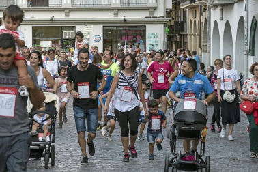 Cerca de 900 participantes se lanzaron a correr en la tradicional prueba organizada por Diario de Navarra, previa a las fiestas de la localidad.