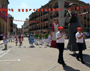 Almuerzo de jubilados, encierros y desfile en el Día Grande de las Fiestas de Lodosa