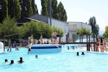 Las personas con trabajo a pie de calle son las que más sufren las altas temperaturas. En Pamplona, finalmente no se cumplieron los pronósticos y los termómetros no pasaron de los 35 grados