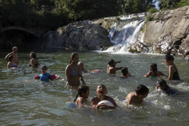 Las personas con trabajo a pie de calle son las que más sufren las altas temperaturas. En Pamplona, finalmente no se cumplieron los pronósticos y los termómetros no pasaron de los 35 grados
