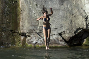 Las personas con trabajo a pie de calle son las que más sufren las altas temperaturas. En Pamplona, finalmente no se cumplieron los pronósticos y los termómetros no pasaron de los 35 grados