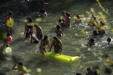 Las personas con trabajo a pie de calle son las que más sufren las altas temperaturas. En Pamplona, finalmente no se cumplieron los pronósticos y los termómetros no pasaron de los 35 grados