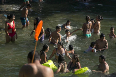 Las personas con trabajo a pie de calle son las que más sufren las altas temperaturas. En Pamplona, finalmente no se cumplieron los pronósticos y los termómetros no pasaron de los 35 grados