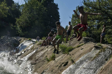 Las personas con trabajo a pie de calle son las que más sufren las altas temperaturas. En Pamplona, finalmente no se cumplieron los pronósticos y los termómetros no pasaron de los 35 grados