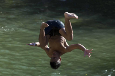 Las personas con trabajo a pie de calle son las que más sufren las altas temperaturas. En Pamplona, finalmente no se cumplieron los pronósticos y los termómetros no pasaron de los 35 grados