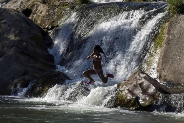 Las personas con trabajo a pie de calle son las que más sufren las altas temperaturas. En Pamplona, finalmente no se cumplieron los pronósticos y los termómetros no pasaron de los 35 grados