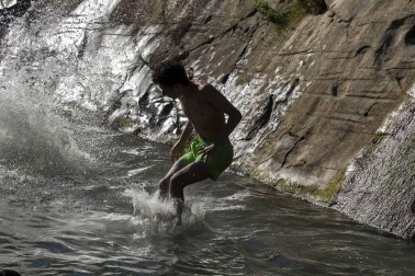 Las personas con trabajo a pie de calle son las que más sufren las altas temperaturas. En Pamplona, finalmente no se cumplieron los pronósticos y los termómetros no pasaron de los 35 grados