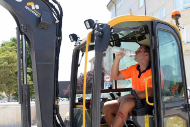 Las personas con trabajo a pie de calle son las que más sufren las altas temperaturas. En Pamplona, finalmente no se cumplieron los pronósticos y los termómetros no pasaron de los 35 grados