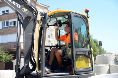 Las personas con trabajo a pie de calle son las que más sufren las altas temperaturas. En Pamplona, finalmente no se cumplieron los pronósticos y los termómetros no pasaron de los 35 grados