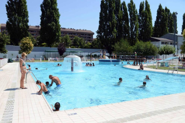 Las personas con trabajo a pie de calle son las que más sufren las altas temperaturas. En Pamplona, finalmente no se cumplieron los pronósticos y los termómetros no pasaron de los 35 grados