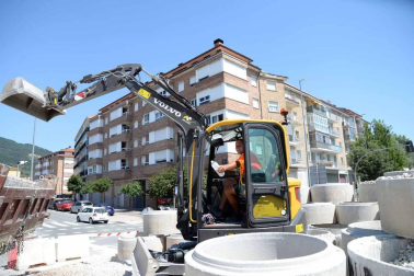 Las personas con trabajo a pie de calle son las que más sufren las altas temperaturas. En Pamplona, finalmente no se cumplieron los pronósticos y los termómetros no pasaron de los 35 grados