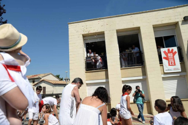 José Aristegui, María Isabel Amatriain, Miguel Ramírez y María Sagrario Vidaurreta lanzaron el cohete de Beriáin en nombre de los mayores de la localidad. Las fiestas durarán hasta el domingo