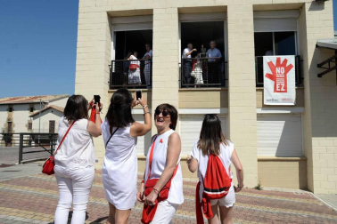 José Aristegui, María Isabel Amatriain, Miguel Ramírez y María Sagrario Vidaurreta lanzaron el cohete de Beriáin en nombre de los mayores de la localidad. Las fiestas durarán hasta el domingo
