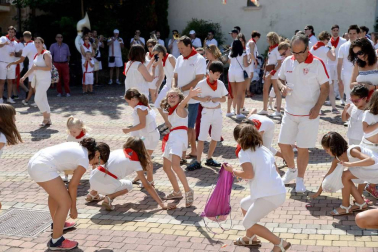 José Aristegui, María Isabel Amatriain, Miguel Ramírez y María Sagrario Vidaurreta lanzaron el cohete de Beriáin en nombre de los mayores de la localidad. Las fiestas durarán hasta el domingo