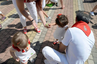 José Aristegui, María Isabel Amatriain, Miguel Ramírez y María Sagrario Vidaurreta lanzaron el cohete de Beriáin en nombre de los mayores de la localidad. Las fiestas durarán hasta el domingo