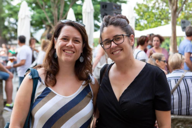 El ciclo de conciertos de Caballo Blanco continúa fiel a su cita veraniega una edición más y retorna a las tardes de los jueves tras el parón sanferminero. Conocido ya como uno de los rincones más bellos de la ciudad de Pamplona, adquiere de nuevo protagonismo con el escenario que monta en su terraza y que permite a vecinos y visitantes disfrutar de la música al aire libre. La semana pasada, llegó a sus tablas el cantante español Jimmy Barnatan and the Cocooners para deleitar al público con sus composiciones de blues.