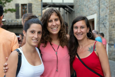 El ciclo de conciertos de Caballo Blanco continúa fiel a su cita veraniega una edición más y retorna a las tardes de los jueves tras el parón sanferminero. Conocido ya como uno de los rincones más bellos de la ciudad de Pamplona, adquiere de nuevo protagonismo con el escenario que monta en su terraza y que permite a vecinos y visitantes disfrutar de la música al aire libre. La semana pasada, llegó a sus tablas el cantante español Jimmy Barnatan and the Cocooners para deleitar al público con sus composiciones de blues.