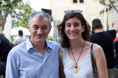 El ciclo de conciertos de Caballo Blanco continúa fiel a su cita veraniega una edición más y retorna a las tardes de los jueves tras el parón sanferminero. Conocido ya como uno de los rincones más bellos de la ciudad de Pamplona, adquiere de nuevo protagonismo con el escenario que monta en su terraza y que permite a vecinos y visitantes disfrutar de la música al aire libre. La semana pasada, llegó a sus tablas el cantante español Jimmy Barnatan and the Cocooners para deleitar al público con sus composiciones de blues.