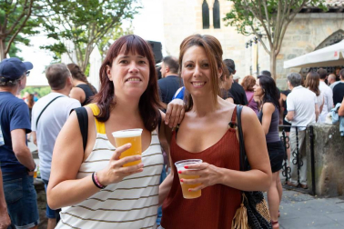 El ciclo de conciertos de Caballo Blanco continúa fiel a su cita veraniega una edición más y retorna a las tardes de los jueves tras el parón sanferminero. Conocido ya como uno de los rincones más bellos de la ciudad de Pamplona, adquiere de nuevo protagonismo con el escenario que monta en su terraza y que permite a vecinos y visitantes disfrutar de la música al aire libre. La semana pasada, llegó a sus tablas el cantante español Jimmy Barnatan and the Cocooners para deleitar al público con sus composiciones de blues.