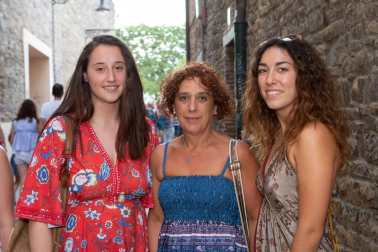 El ciclo de conciertos de Caballo Blanco continúa fiel a su cita veraniega una edición más y retorna a las tardes de los jueves tras el parón sanferminero. Conocido ya como uno de los rincones más bellos de la ciudad de Pamplona, adquiere de nuevo protagonismo con el escenario que monta en su terraza y que permite a vecinos y visitantes disfrutar de la música al aire libre. La semana pasada, llegó a sus tablas el cantante español Jimmy Barnatan and the Cocooners para deleitar al público con sus composiciones de blues.